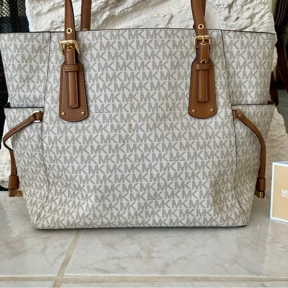Michael Kors Voyager Tote in vanilla and acorn colors - Picture 9 of 15